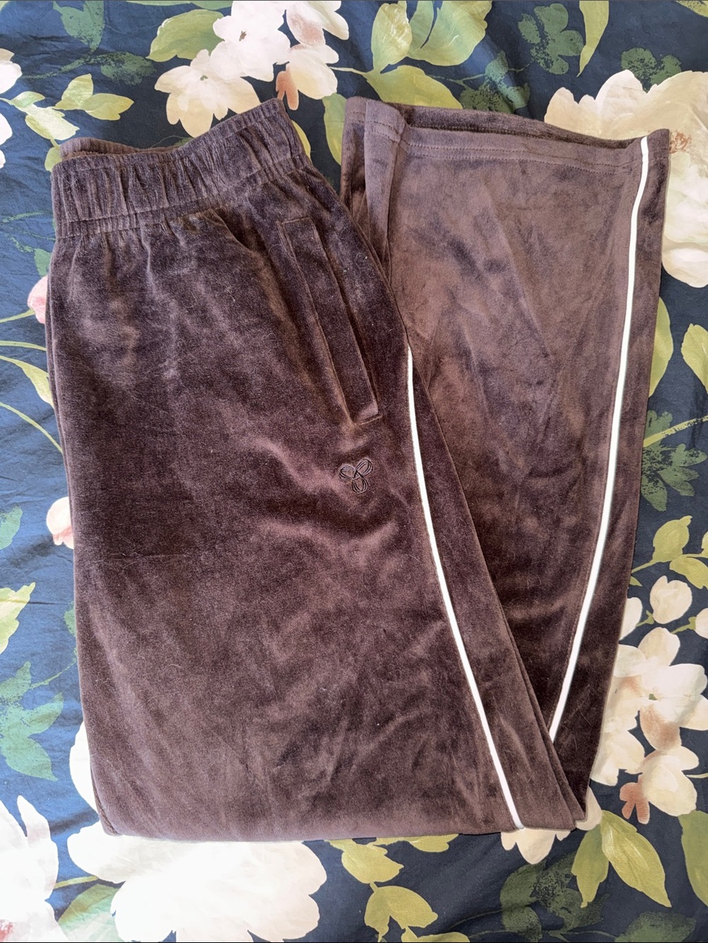 Aritzia TNA Brown Velour Sweatpants with  White Contrast Piping